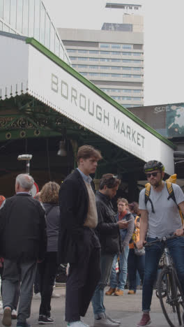 Vertikales-Video-Vom-Eingang-Zum-Borough-Market-London-UK-Mit-Imbissständen-Und-Touristischen-Besuchern